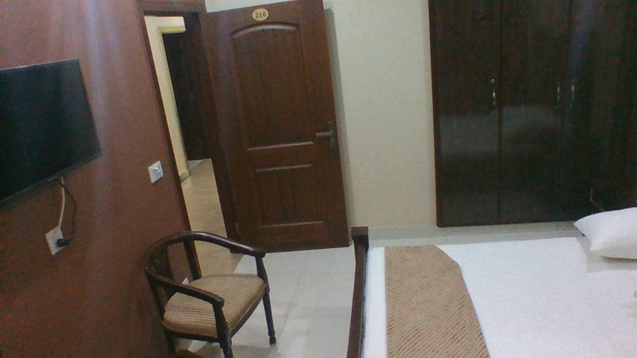 Red Roof Hotel Sahiwal Экстерьер фото